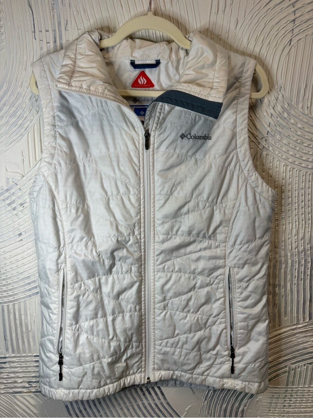 Columbia White Vest with Blue Trim and Red Omni-Heat Patch N0563